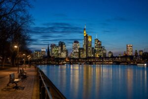 Frankfurter Skyline und Main zur blauen Stunde